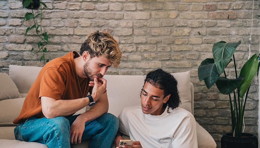 Besser noch mal mit Freunden besprechen: Klingen Anlagetipps im Netz zu lukrativ, um wahr zu sein, ist Vorsicht angesagt.