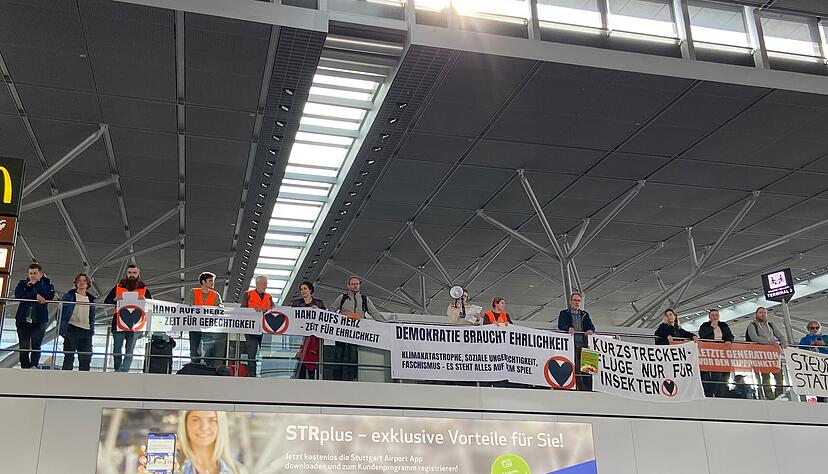 Die Klimaaktivisten der "Letzten Generation" sind am Samstag am Flughafen in Stuttgart unterwegs.