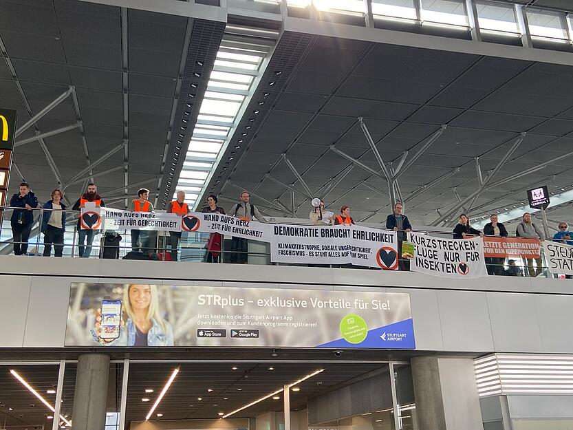 Die Klimaaktivisten der "Letzten Generation" sind am Samstag am Flughafen in Stuttgart unterwegs. Die Klimaaktivisten der "Letzten Generation" sind am Samstag am Flughafen in Stuttgart unterwegs.