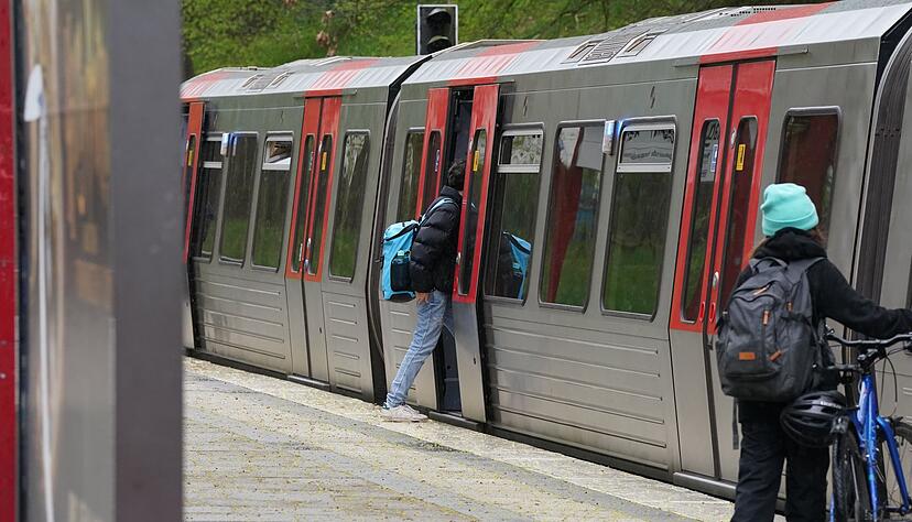 Über das Fortbestehen des Deutschlandtickets für Busse und Bahnen des Nah- und Regionalverkehrs wird seit seiner Einführung im Mai 2023 immer wieder gestritten. (Archivbild)