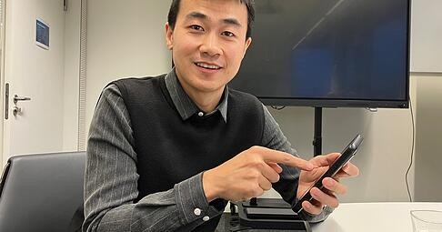Chunyang Chen vom Campus Heilbronn der Technischen Universit&auml;t M&uuml;nchen hat eine KI-gest&uuml;tzte Software Hint Droid mitentwickelt. Er schaut, wie gut Assistenztexte f&uuml;r sehbehinderte Menschen sind.