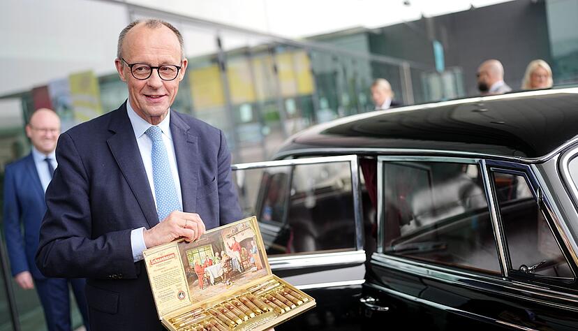 Kanzler und CDU-Chef Friedrich Merz inspiziert vor dem CDU-Parteitag in Stuttgart eine Limousine, wie sie der erste Kanzler Konrad Adenauer (CDU) zuletzt als Dienstkarosse genutzt hatte.