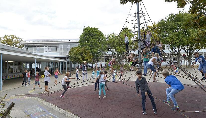Die Sonnenberg-Grundschule ist seit diesem Schuljahr verbindliche Ganztagsschule. Lange musste Rektor Rainer Stegmaier auf die Versorgung mit Lehrern warten. Foto: Archiv/Berger Die Sonnenberg-Grundschule ist seit diesem Schuljahr verbindliche Ganztagsschule. Lange musste Rektor Rainer Stegmaier auf die Versorgung mit Lehrern warten. Foto: Archiv/Berger
