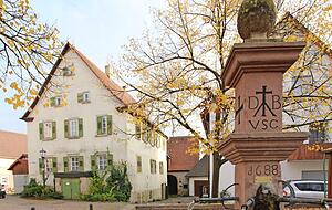 Herbstlicher Dorfplatz mit Brunnen im Ortsteil Duttenberg. Herbstlicher Dorfplatz mit Brunnen im Ortsteil Duttenberg.