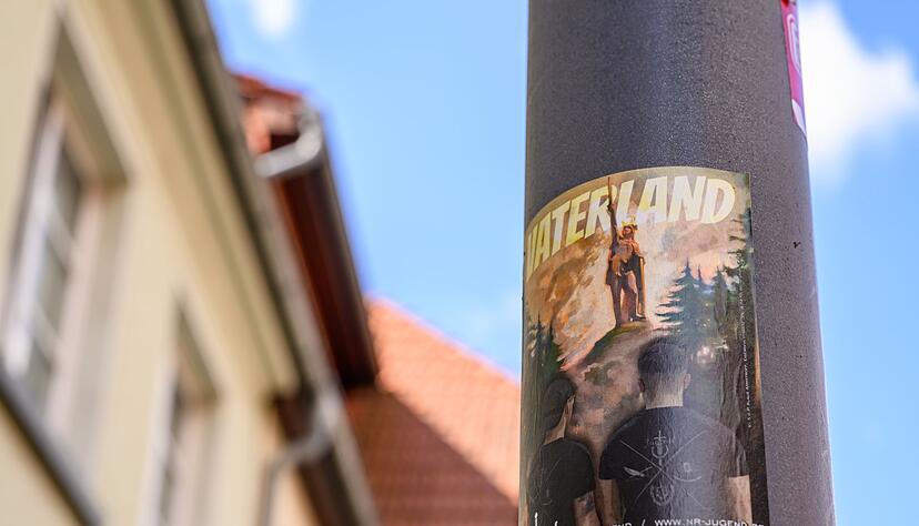 Rechte Aufkleber findet man an vielen Orten in Spremberg.