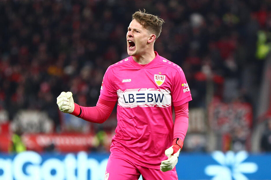 Alexander N&uuml;bel: Lange nichts zu tun, dann der Mega-Reflex nach rund einer halben Stunde. Beim Elfmeter-Gegentor ohne Chance. Note: 2