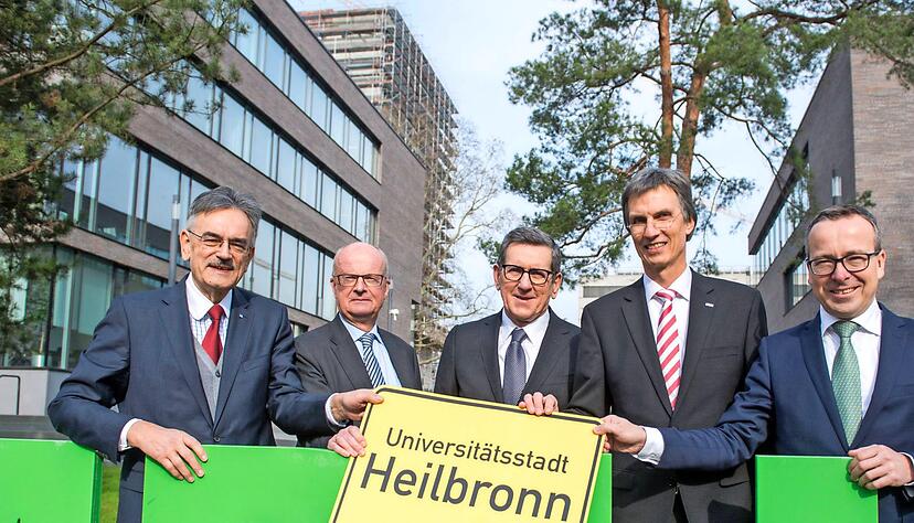 Vor allem die Familienbetriebe der Region, die "Hidden Champions", sollen vom TUM Campus Heilbronn profitieren, sagen (v.l.) die Professoren Wolfgang Herrmann, Peter Frankenberg, Reinhold Geilsdörfer, Oliver Lenzen und Gunther Friedl. Foto: Mario Berger Vor allem die Familienbetriebe der Region, die "Hidden Champions", sollen vom TUM Campus Heilbronn profitieren, sagen (v.l.) die Professoren Wolfgang Herrmann, Peter Frankenberg, Reinhold Geilsdörfer, Oliver Lenzen und Gunther Friedl. Foto: Mario Berger