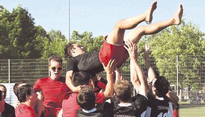 Großer Jubel. Die Spieler der TSV Untereisesheim ließen ihre Spielertrainer Jens Nehry und Steffen Eßlinger(rechts) hochleben.Foto: Alexander Bertok