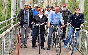 Ausfahrt mit dem Fahrrad: 92 Jahre alt ist der Halbrenner von Andreas Jankowitch (links), die übrigen Modelle sind nicht wesentlich jünger.Fotos: Peter Klotz