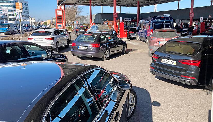 Zapfs&auml;ulen-Stau an der Neckarsulmer Kaufland-Tankstelle.