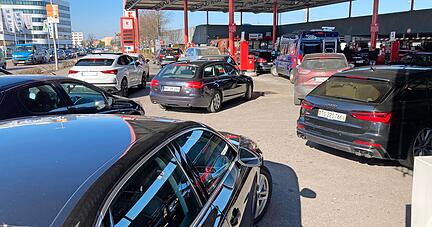 Erich und Ute Spillmann stehen geduldig im Stau an der Tankstelle &minus; in der rechten Spur, denn da "kann man sich sch&ouml;n nach vorne mogeln".
Fotos: Adrian Hoffmann