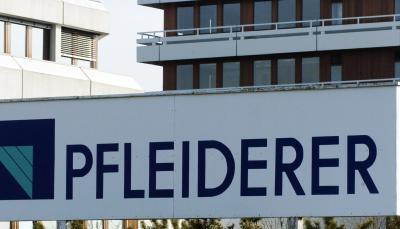 Blick auf das Firmenlogo vor dem Werksgelände in Neumarkt (Archivfoto). Blick auf das Firmenlogo vor dem Werksgelände in Neumarkt (Archivfoto).