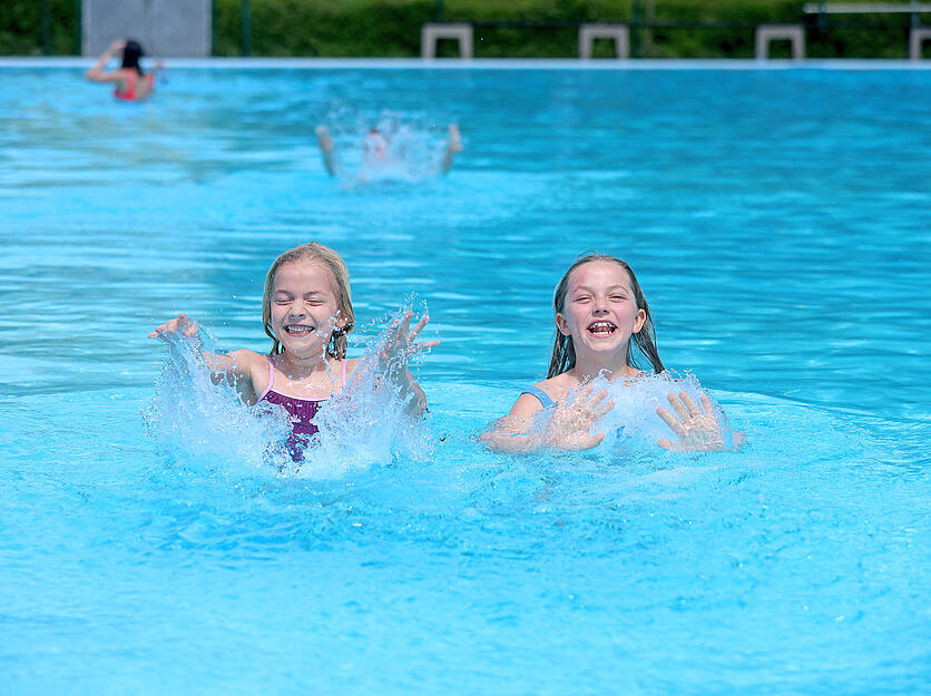 Die Freundinnen Noemi und Nike plantschen im Freibad Untergruppenbach.
