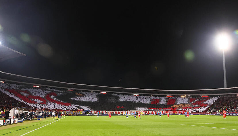 Politische Botschaften und militärische Choreografien finden häufig den Weg ins Stadion bei Roter Stern Belgrad.
