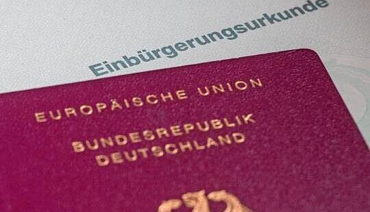 Wer deutscher Staatsbürger werden möchte, muss künftig prinzipiell fünf Jahre in Deutschland leben. Das hat der Bundestag diese Woche beschlossen. Wer deutscher Staatsbürger werden möchte, muss künftig prinzipiell fünf Jahre in Deutschland leben. Das hat der Bundestag diese Woche beschlossen.
