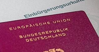 Wer deutscher Staatsbürger werden möchte, muss künftig prinzipiell fünf Jahre in Deutschland leben. Das hat der Bundestag diese Woche beschlossen. Wer deutscher Staatsbürger werden möchte, muss künftig prinzipiell fünf Jahre in Deutschland leben. Das hat der Bundestag diese Woche beschlossen.