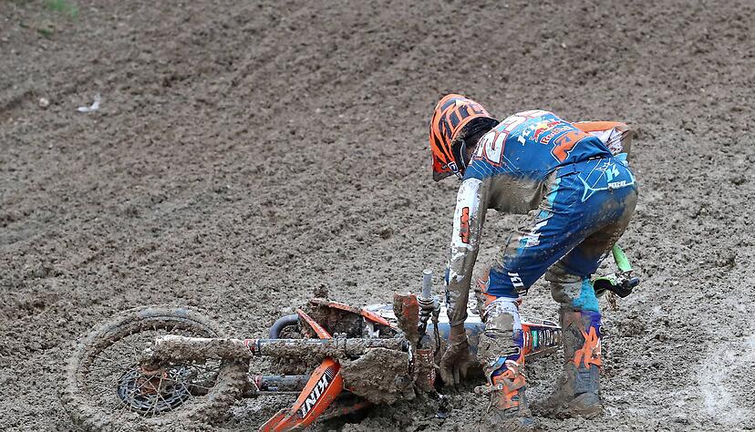 Auf Abwegen: Nicht nur junge Fahrer wie Lion Florian mussten mitunter unfreiwillig von der Maschine steigen. Die Schlacht mit dem Schlamm verloren viele. Auf Abwegen: Nicht nur junge Fahrer wie Lion Florian mussten mitunter unfreiwillig von der Maschine steigen. Die Schlacht mit dem Schlamm verloren viele.