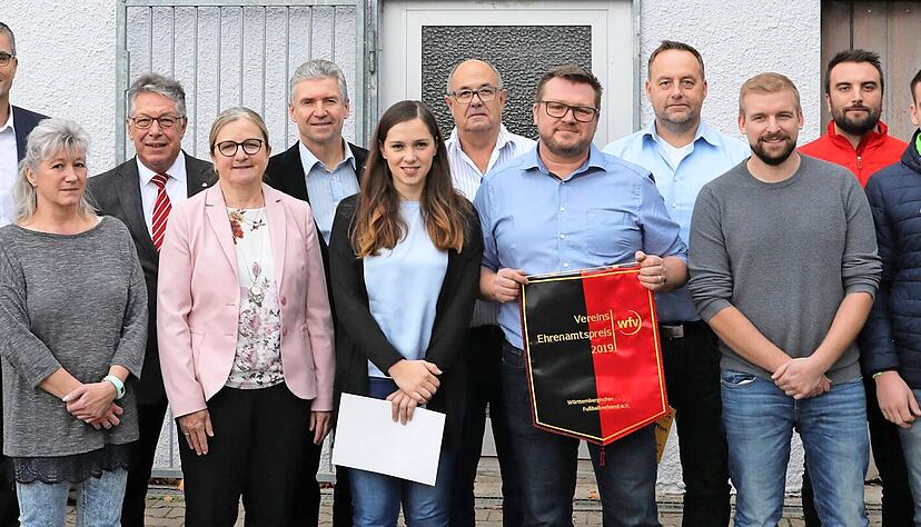 Ehrende und Geehrte (von links): Sven Haaf, Amine Skali, Knut Kircher, Regina Lang, Ulrich Pre&szlig;ler, Andrea Kirchner, Harald Pfeiffer, Eva-Lena Geiger, J&uuml;rgen Baumann, Alexander H&uuml;gler, Steffen Baumann, Tobias Wentzke, Dominik K&uuml;bler, Markus Schweizer, Michael Dieffenbach, Hasan-Fazil Kocak. Es fehlen Leon Merkle und Mustafa Ert&uuml;rk.   
Foto: Alexander Bertok