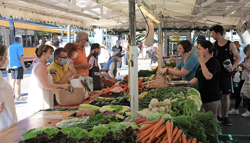 Die Abstands- und Hygieneregeln im Alltag bleiben auch mit denen Beschlüssen erhalten. Auf dem Wochenmarkt halten sich die Besucher daran.
Foto: Andreas Zwingmann Die Abstands- und Hygieneregeln im Alltag bleiben auch mit denen Beschlüssen erhalten. Auf dem Wochenmarkt halten sich die Besucher daran.
Foto: Andreas Zwingmann
