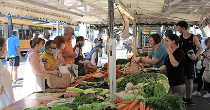 Die Abstands- und Hygieneregeln im Alltag bleiben auch mit denen Beschlüssen erhalten. Auf dem Wochenmarkt halten sich die Besucher daran.
Foto: Andreas Zwingmann