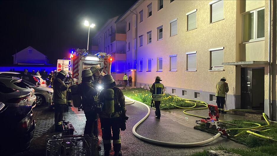 Rauchwolken und hohe Flammen: Brand in Mehrfamilienhaus in Öhringen Rauchwolken und hohe Flammen: Brand in Mehrfamilienhaus in Öhringen