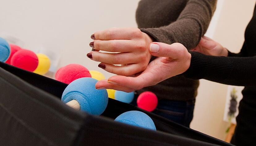 Damit sich Einschr&auml;nkungen nach einem Schlaganfall bessern, kommt unter anderem Ergotherapie zum Einsatz.
