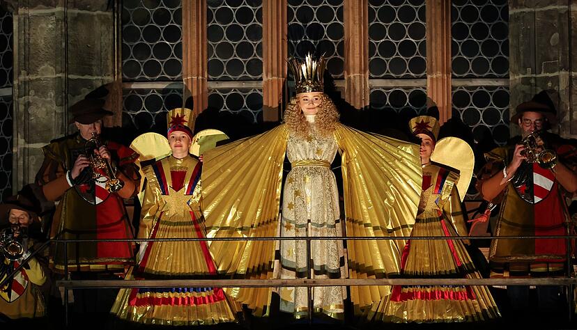 Mit dem feierlichen Prolog eröffnet Nora Falk, das neue Nürnberger Christkind, auf der Empore der Frauenkirche offiziell den Nürnberger Christkindlesmarkt 2025. Mit dem feierlichen Prolog eröffnet Nora Falk, das neue Nürnberger Christkind, auf der Empore der Frauenkirche offiziell den Nürnberger Christkindlesmarkt 2025.