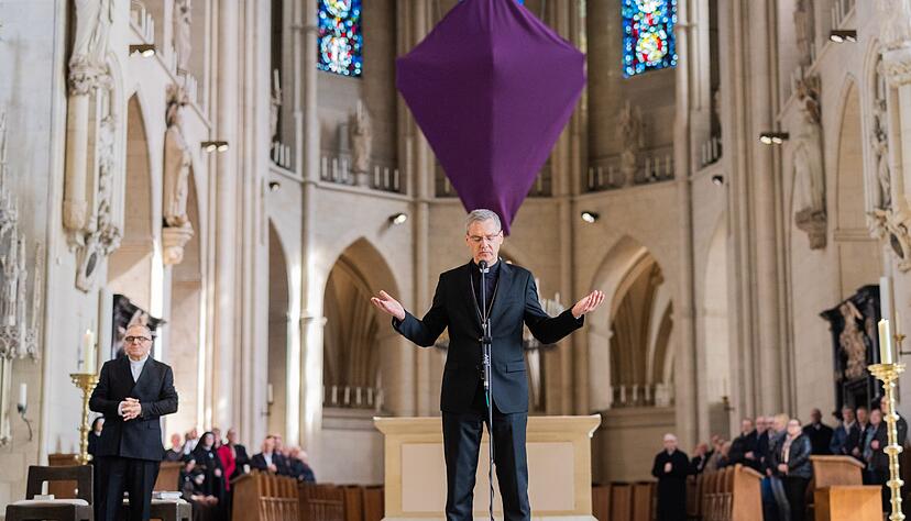Zum Abschluss segnete der designierte Bischof die Gläubigen im Dom. Zum Abschluss segnete der designierte Bischof die Gläubigen im Dom.