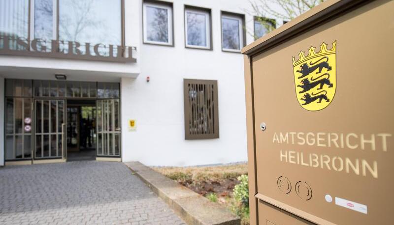 Ein Schild mit der Aufschrift «Amtsgericht Heilbronn» steht vor dem Amtsgericht Heilbronn.