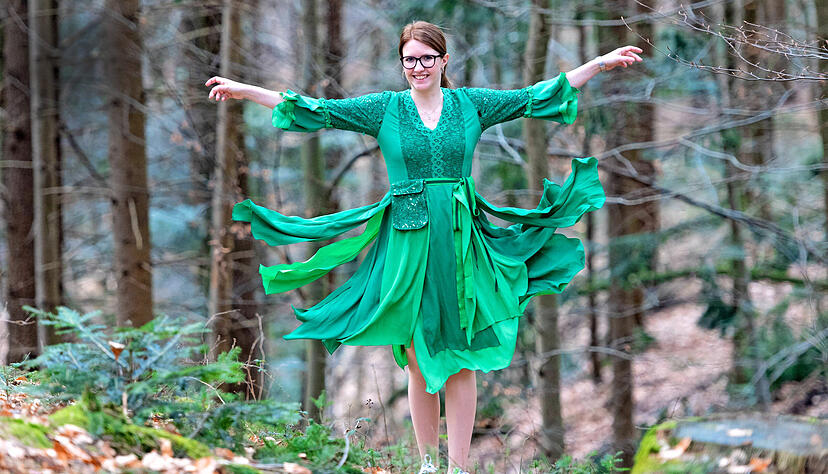 Kim-Laura Rützler zeigt im Wüstenroter Wellingtonien-Wald, wie ihr Outfit feengleich flattert.
 Foto: Mario Berger
