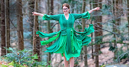 Kim-Laura Rützler zeigt im Wüstenroter Wellingtonien-Wald, wie ihr Outfit feengleich flattert.
 Foto: Mario Berger