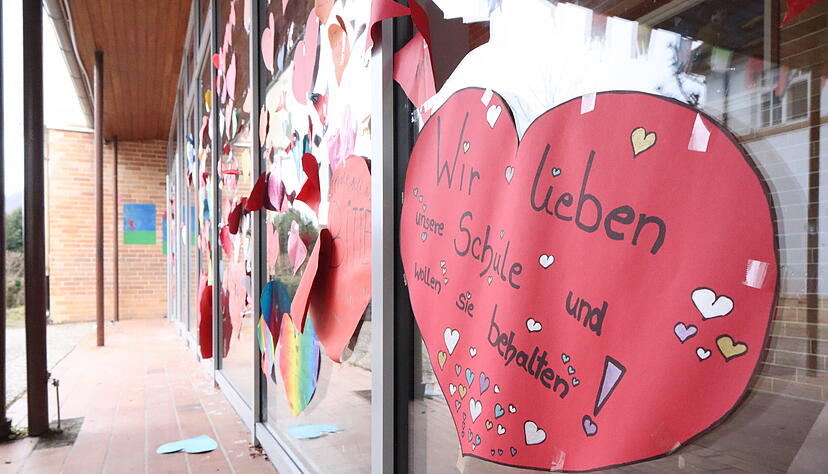 Hunderte Herzen h&auml;ngen im Eingangsbereich der Ernsbacher Grundschule: So wollen die Gegner der Schlie&szlig;ung ihren Protest deutlich machen.