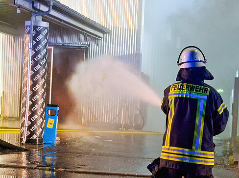 Die Feuerwehr rückte in der Nacht auf Sonntag zu einem Großbrand in Kehl (Ortenaukreis) aus. Die Feuerwehr rückte in der Nacht auf Sonntag zu einem Großbrand in Kehl (Ortenaukreis) aus.
