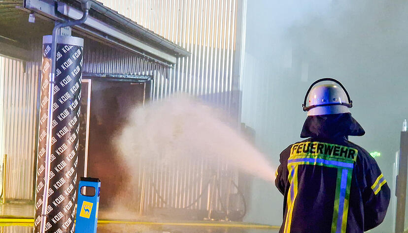 Die Feuerwehr r&uuml;ckte in der Nacht auf Sonntag zu einem Gro&szlig;brand in Kehl (Ortenaukreis) aus.