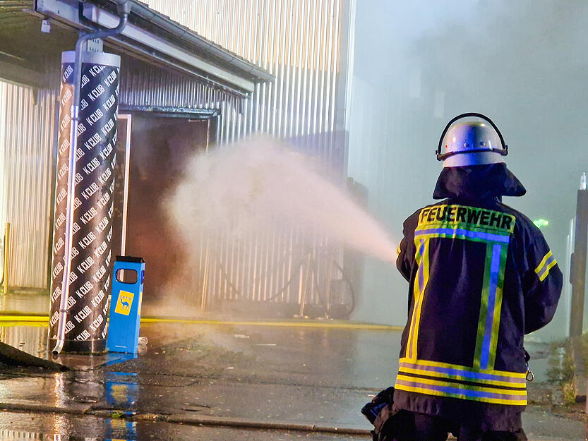 Die Feuerwehr rückte in der Nacht auf Sonntag zu einem Großbrand in Kehl (Ortenaukreis) aus. Die Feuerwehr rückte in der Nacht auf Sonntag zu einem Großbrand in Kehl (Ortenaukreis) aus.