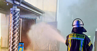 Die Feuerwehr rückte in der Nacht auf Sonntag zu einem Großbrand in Kehl (Ortenaukreis) aus. Die Feuerwehr rückte in der Nacht auf Sonntag zu einem Großbrand in Kehl (Ortenaukreis) aus.