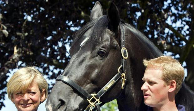 Ann Kathrin Linsenhoff (l) und Reiter Matthias Rath präsentieren Totilas. Ann Kathrin Linsenhoff (l) und Reiter Matthias Rath präsentieren Totilas.