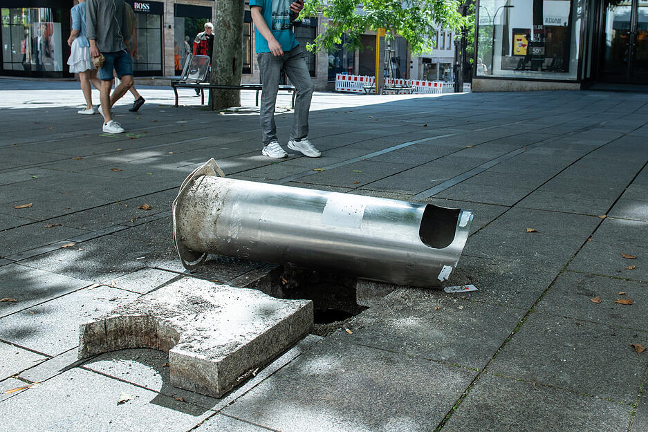 Ein Abfalleimer liegt nach den schweren Ausschreitungen in der Nacht zum Sonntag auf dem Pflaster. Bei Auseinandersetzungen mit der Polizei haben dutzende gewaltt&auml;tige Kleingruppen die Innenstadt verw&uuml;stet und mehrere Beamte verletzt.