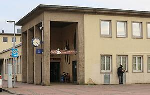 Stadt will Nutzung von Bahnhofsgebäude festlegen.
Foto: Archiv/Plückthun Stadt will Nutzung von Bahnhofsgebäude festlegen.
Foto: Archiv/Plückthun