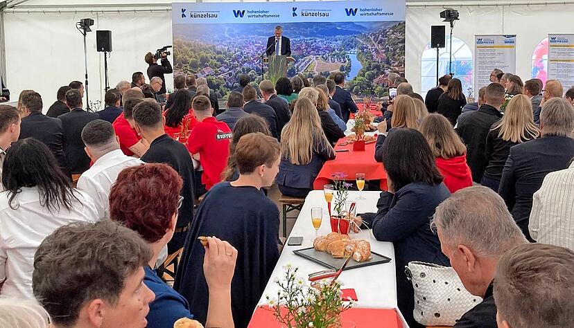 Schon zur Eröffnung der 8. Hohenloher Wirtschaftsmesse in Künzelsau sind viele Besucher gekommen. Der Freitag ist vor allem Ausbildungstag.
Fotos: Yvonne Tscherwitschke
