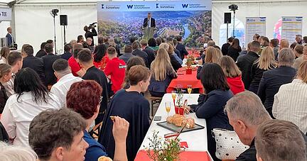 Schon zur Eröffnung der 8. Hohenloher Wirtschaftsmesse in Künzelsau sind viele Besucher gekommen. Der Freitag ist vor allem Ausbildungstag.
Fotos: Yvonne Tscherwitschke Schon zur Eröffnung der 8. Hohenloher Wirtschaftsmesse in Künzelsau sind viele Besucher gekommen. Der Freitag ist vor allem Ausbildungstag.
Fotos: Yvonne Tscherwitschke