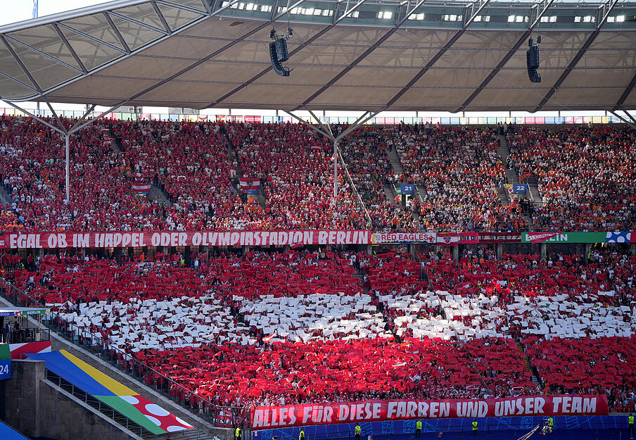 Die Fans der &Ouml;sterreicher mit einer Kampfansage vor dem Spiel.