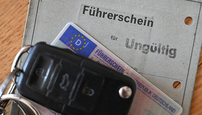 Nach und nach werden die Papier-Führerscheine für ungültig geklärt – und müssen in scheckkartengroße Dokumente umgetauscht werden. Nach und nach werden die Papier-Führerscheine für ungültig geklärt – und müssen in scheckkartengroße Dokumente umgetauscht werden.