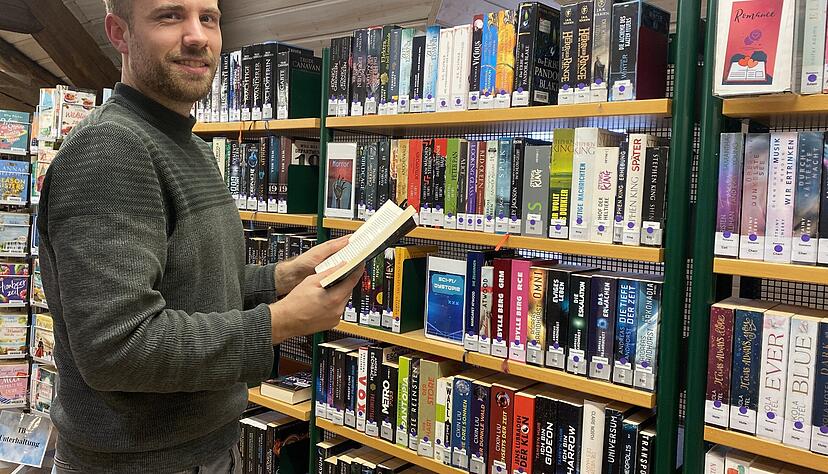 Seit 1. Oktober leitet Jonas Heinzmann die Bad Rappenauer Stadt- und Kurbücherei. Für seine eigenen Bücher hat der 28-Jährige ein eigenes Zimmer in seiner Wohnung in Gemmingen. Seit 1. Oktober leitet Jonas Heinzmann die Bad Rappenauer Stadt- und Kurbücherei. Für seine eigenen Bücher hat der 28-Jährige ein eigenes Zimmer in seiner Wohnung in Gemmingen.