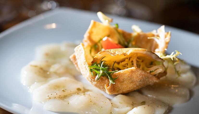 Besonders edel schmeckt ein Carpaccio aus Jakobsmuscheln als Vorspeise. Daf&uuml;r werden pro Esser drei N&uuml;sse kalkuliert. Jede davon wird horizontal in vier d&uuml;nne Scheiben geschnitten. Alle zusammen werden auf dem Teller rund um weitere Zutaten zu einer Rosette drapiert.