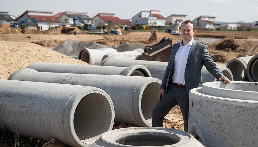 Im Baugebiet "Schafbuckel II": Bürgermeister Bernd Bordon geht davon aus, dass in dem Areal einmal gut 250 Menschen wohnen werden.
Foto: Andreas Veigel