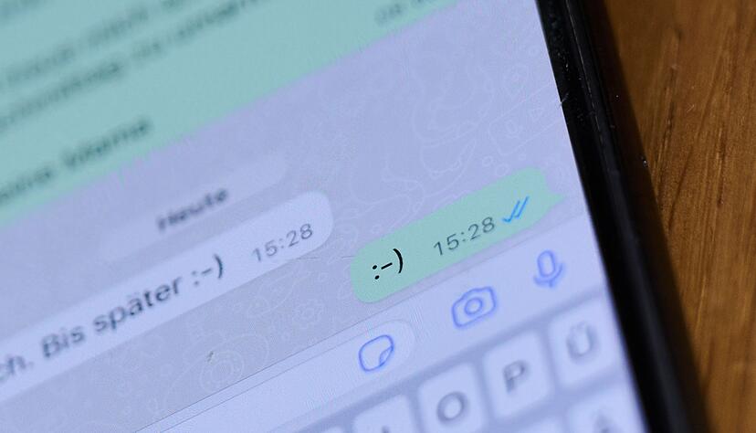 Das auf der Seite liegende lachende Gesicht trat 2022 vor 40 Jahren von einer US-Universität aus seinen Siegeszug um die digitale Welt an. Das auf der Seite liegende lachende Gesicht trat 2022 vor 40 Jahren von einer US-Universität aus seinen Siegeszug um die digitale Welt an.