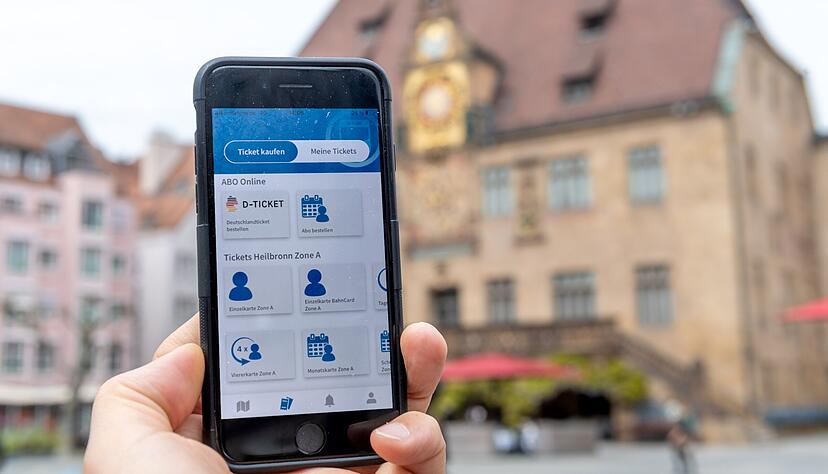 Die Stadtwerke Heilbronn verkaufen das Deutschlandticket digital per Smartphone-App. Viele Kunden bevorzugen aber die Plastikkarte. Die Stadtwerke Heilbronn verkaufen das Deutschlandticket digital per Smartphone-App. Viele Kunden bevorzugen aber die Plastikkarte.