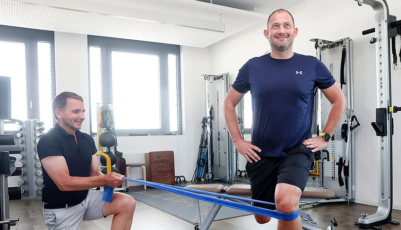Sebastian Hammer zeigt einbeinige Kniebeugen. Die Übung mit Band dient der Stabilisierung des Knies.