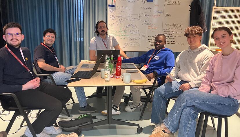 Programmieren f&uuml;r den Unterricht: Teilnehmer am Hackathon mit dem Schwerpunkt Bildung.